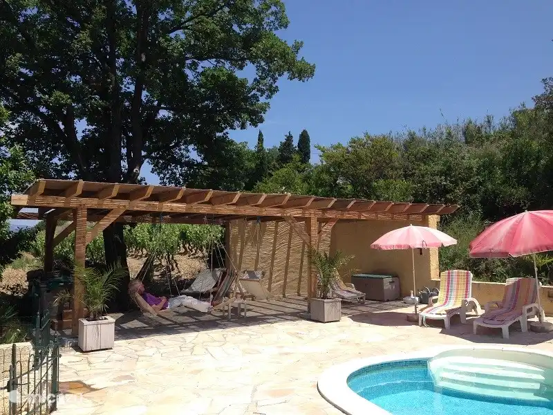 Von der Terrasse blicken Sie auf das Schwimmbad, die Weinberge oder das Meer: Ruhe und Romantik durch und durch von einer Hängematte oder einem Hängestuhl