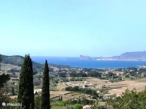 Dieses Foto und die nächste Form der Panoramablick Sinn Wille mit Blick auf die Bucht von La Ciotat (Mittelmeer) und ein Tal mit Weinbergen und Olivenhainen