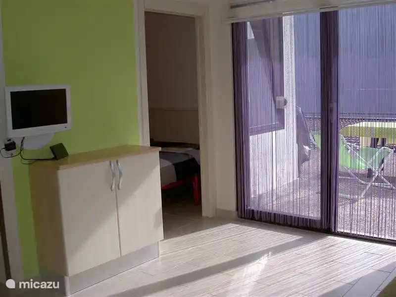 Das Wohnzimmer hat eine Schiebetür zur Terrasse. 
Der Flachbildfernseher empfängt nur Italienische Sender.
