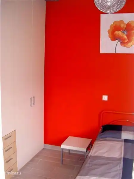 Schlafzimmer mit räumige Kleiderschränke.