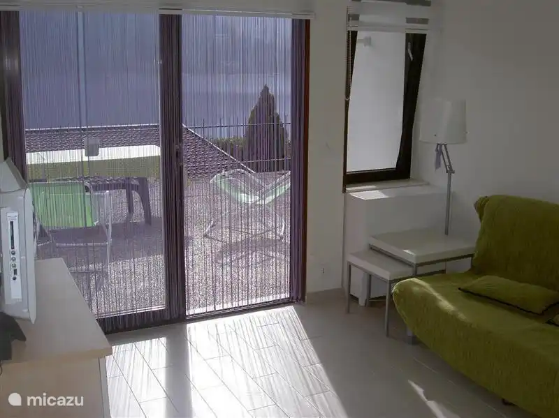 Wohnzimmer mit komfortablen Sofa.