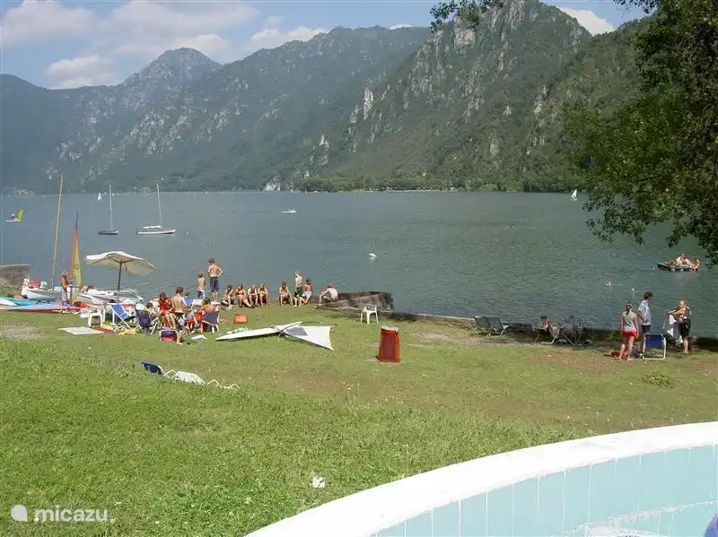 Strand und Surfschule.