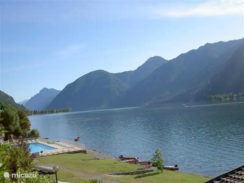 Ausblick über den Swimmingpool und über den Idrosee.
Urlaub Idrosee.