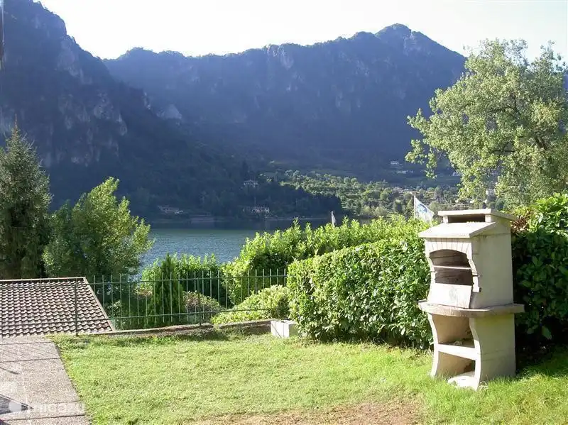 Garten mit Grill und Blick auf den Idrosee.