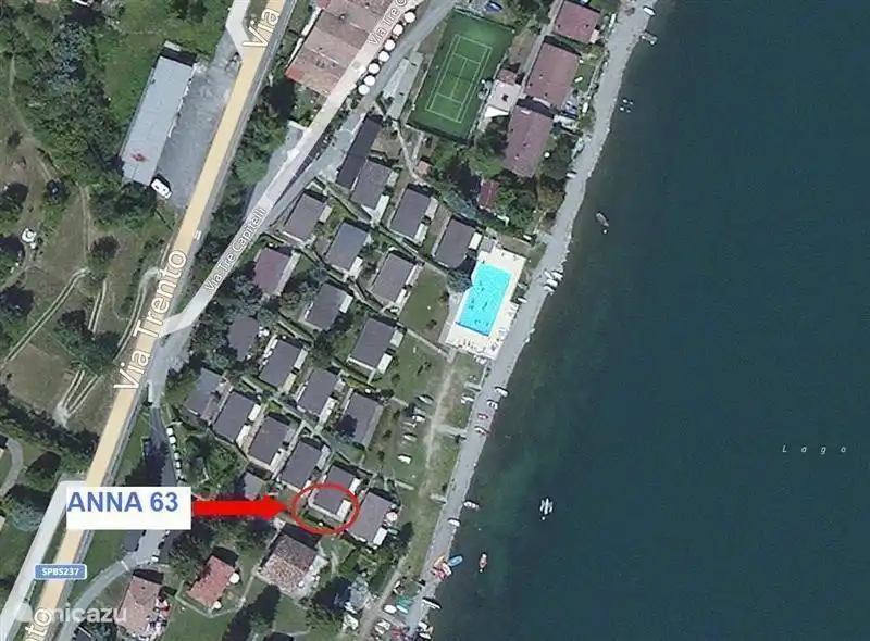 Satellitenbild Ferienpark Tre Capitelli und Idrosee. 
Unser Ferienhaus ist mit dem roten Pfeil markiert.
