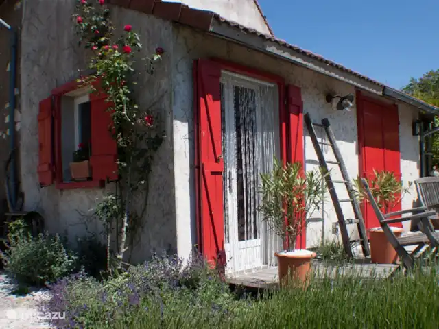 Location de Vacances France, Loire, Sancerre, gîte / cottage - Les Jours Heureux près de Sancerre/Loire L'avant et le côté de la maison avec lavande et roses