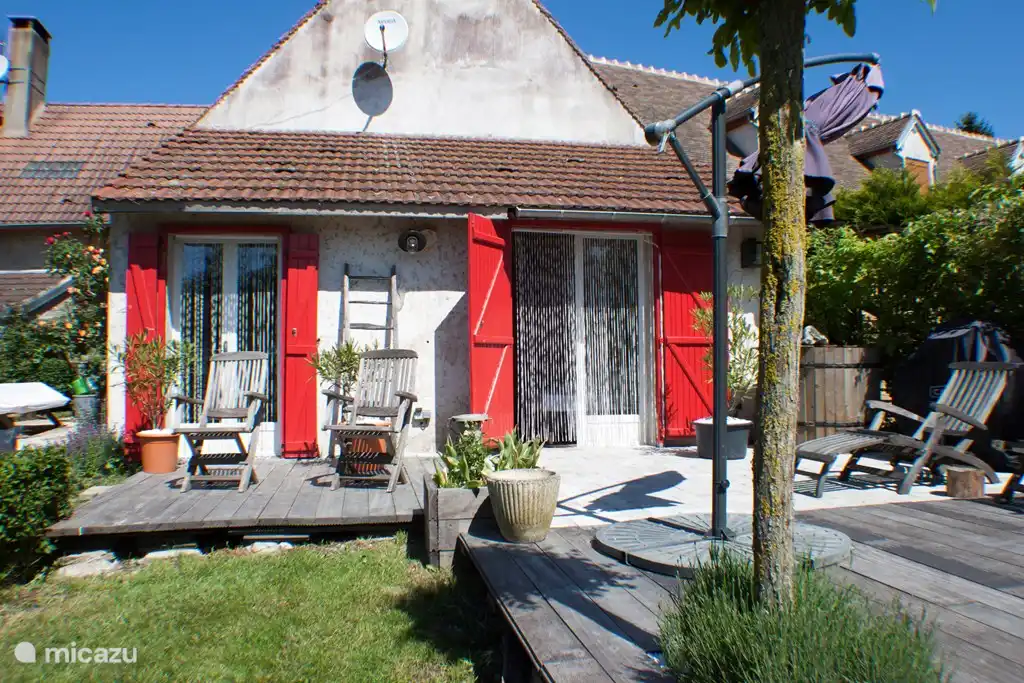 Front of the house; in the month of May it is already pleasant on the terrace.