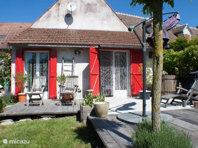 Location de Vacances France, Loire, Sancerre, gîte / cottage - Les Jours Heureux près de Sancerre/Loire Façade de la maison; même au début du printemps il fait déjà très agréable en terrasse.