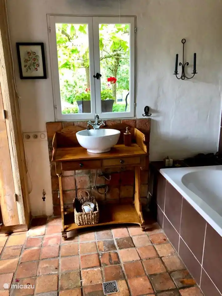 The bathroom on the terrace/pool side.