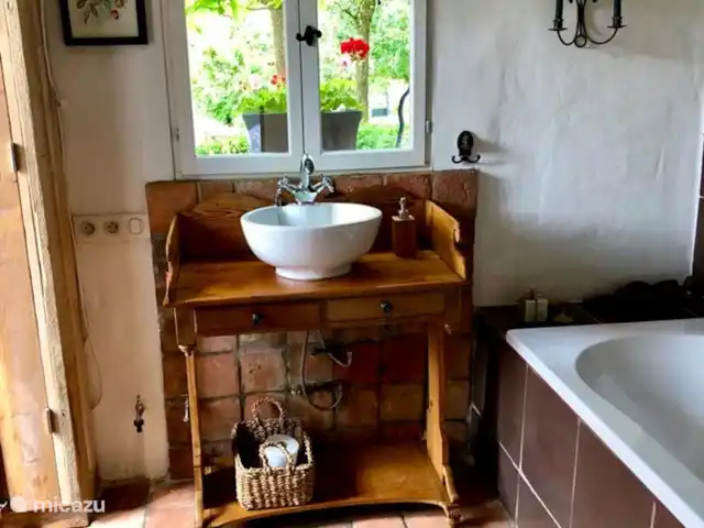 Location de Vacances France, Loire, Sancerre, gîte / cottage - Les Jours Heureux près de Sancerre/Loire La salle de bain côté terrasse/piscine.