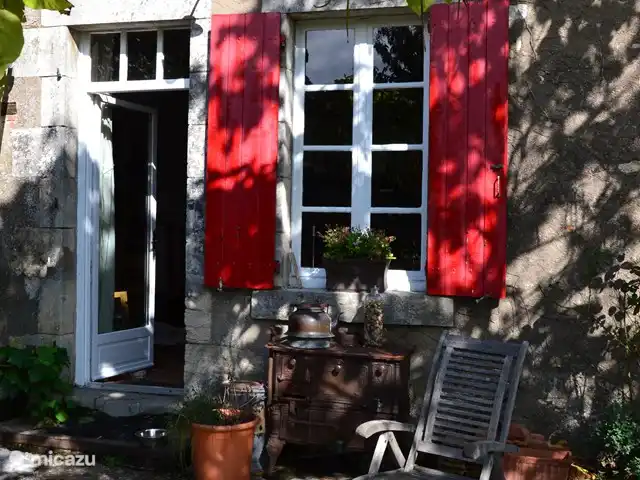 Location de Vacances France, Loire, Sancerre, gîte / cottage - Les Jours Heureux près de Sancerre/Loire Entrée principale de la maison de vacances. Les cadres sont désormais peints en anthracite.