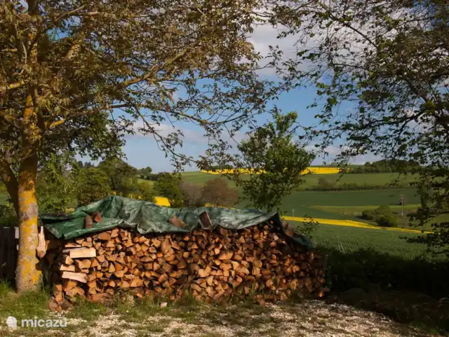 Location de Vacances France, Loire, Sancerre, gîte / cottage - Les Jours Heureux près de Sancerre/Loire Froid et sombre ? Le combustible pour les poêles à bois est prêt.