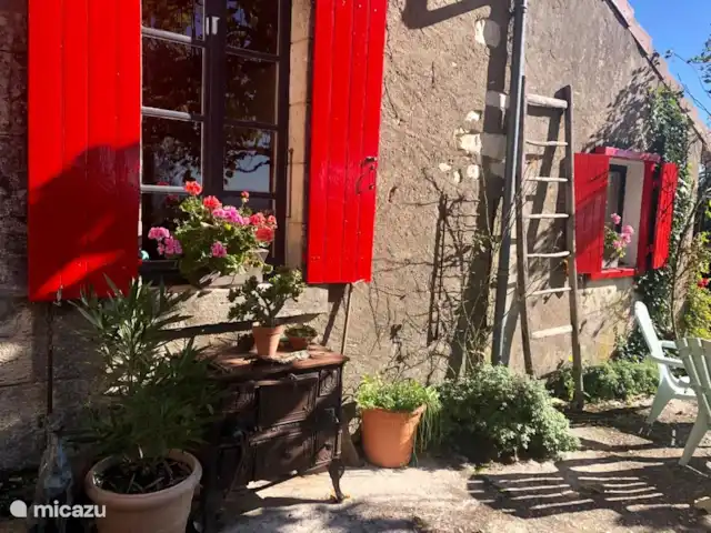 Location de Vacances France, Loire, Sancerre, gîte / cottage - Les Jours Heureux près de Sancerre/Loire Les nombreuses fleurs et plantes le complètent complètement.