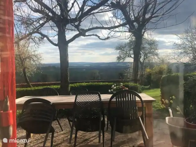 Location de Vacances France, Loire, Sancerre, gîte / cottage - Les Jours Heureux près de Sancerre/Loire La table de jardin spacieuse où vous pourrez prendre votre petit-déjeuner, votre déjeuner, votre dîner ou simplement vous détendre.