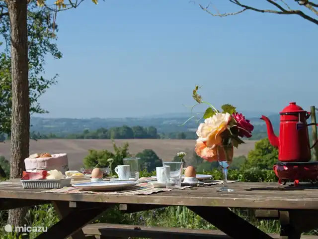Location de Vacances France, Loire, Sancerre, gîte / cottage - Les Jours Heureux près de Sancerre/Loire Profitez de la vue en prenant votre petit-déjeuner
