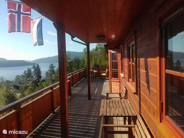 Fietsen, Noorwegen, Telemark, Treungen, vakantiehuis Thiotei Groot terras met uitzicht over het meer