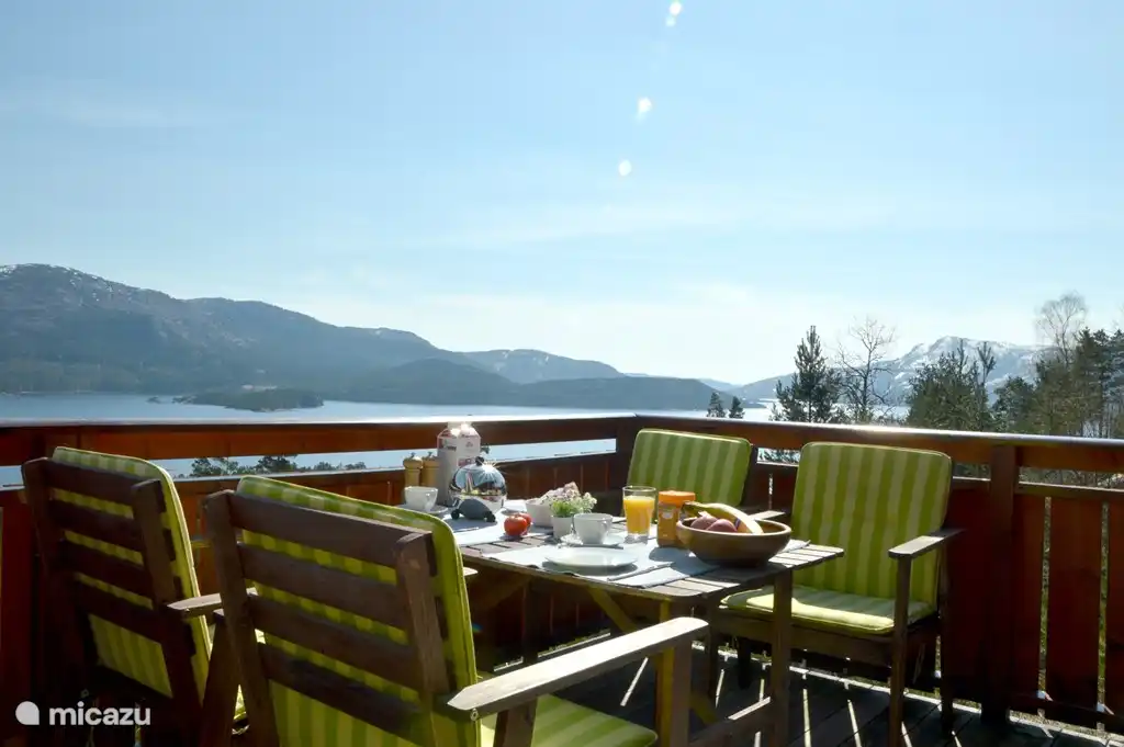 Frühstück auf der Sonnenterrasse mit herrlichem Blick auf die Umgebung