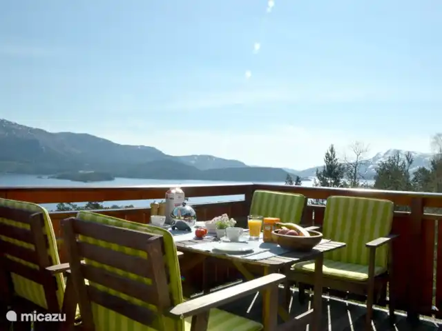 Fietsen, Noorwegen, Telemark, Treungen, vakantiehuis Thiotei Ontbijten op het zonnige terras, met prachtig uitzicht over de omgeving