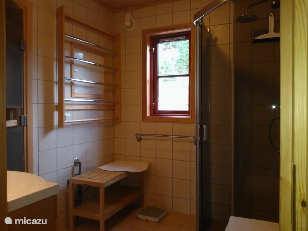 2 Bäder, eines auf jeder Seite der Sauna (links)