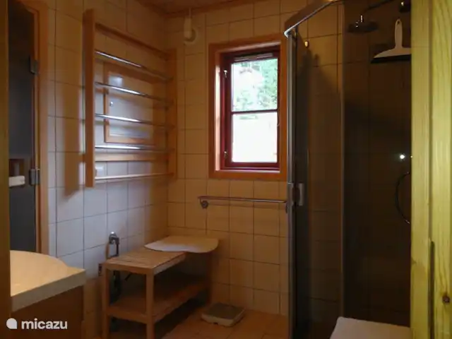 Fietsen, Noorwegen, Telemark, Treungen, vakantiehuis Thiotei 2 badkamers, aan weerszijde van de sauna (links)