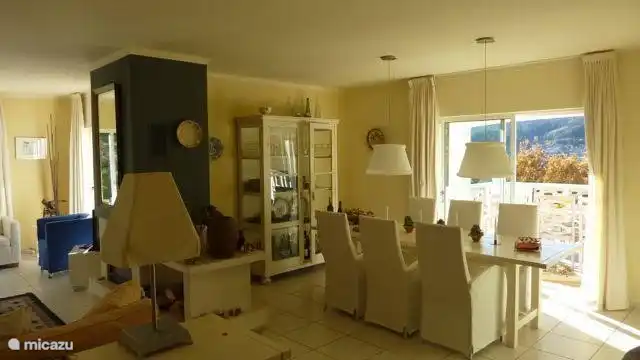 Essbereich mit Schiebetüren zur Terrasse