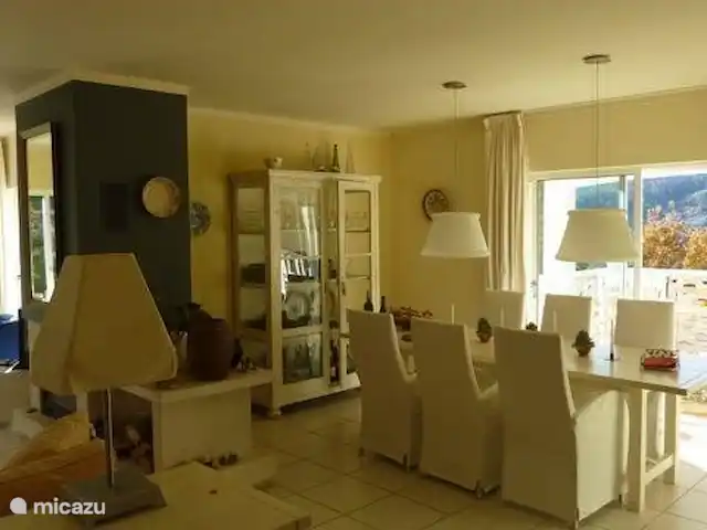 villa en Portugal, Viseu, Casfreires – Villa Casa Renata Comedor con puertas correderas a la terraza