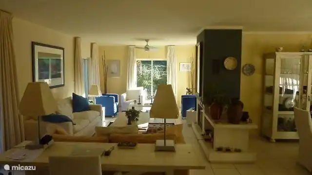 Das geräumige Wohnzimmer mit bequemen Sofas / Sessel