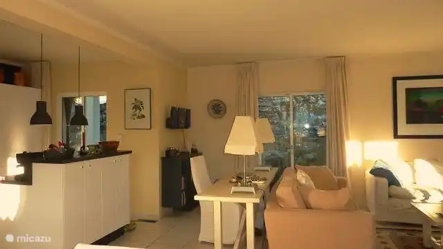 Lesen / Arbeitstisch im Wohnzimmer und hinter der neuen Küche