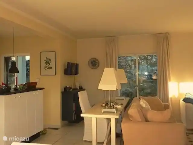 villa en Portugal, Viseu, Casfreires – Villa Casa Renata Mesa de lectura/trabajo en la sala de estar con la nueva cocina detrás