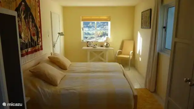 Das geräumige Schlafzimmer mit Springbox Betten