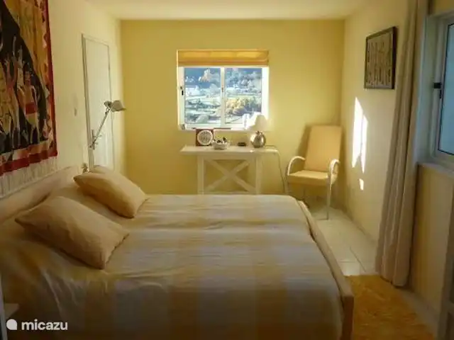 villa en Portugal, Viseu, Casfreires – Villa Casa Renata El espacioso dormitorio amarillo con camas con somier