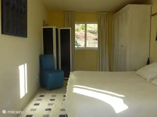 villa en Portugal, Viseu, Casfreires – Villa Casa Renata Dormitorio azul igual que amarillo con mesa, sillas, 2 armarios y lavabo.