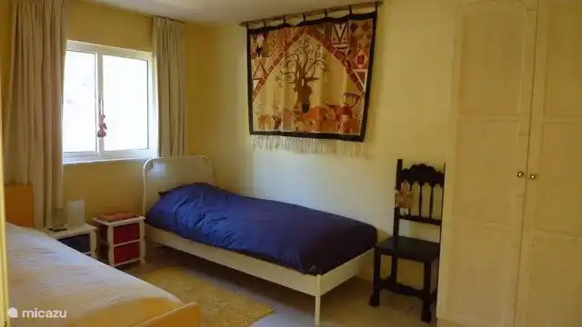 Das kleine Schlafzimmer, aber immer noch groß genug und gemütlich.