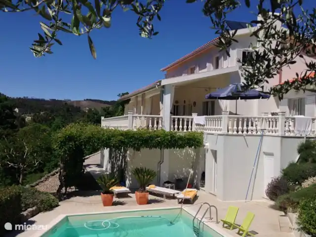 villa en Portugal, Viseu, Casfreires – Villa Casa Renata Villa casa Renate es una hermosa, espaciosa y lujosa casa de vacaciones. Es muy cómodo tanto por dentro como por fuera: un lugar maravilloso para unas maravillosas vacaciones. mayo 2014