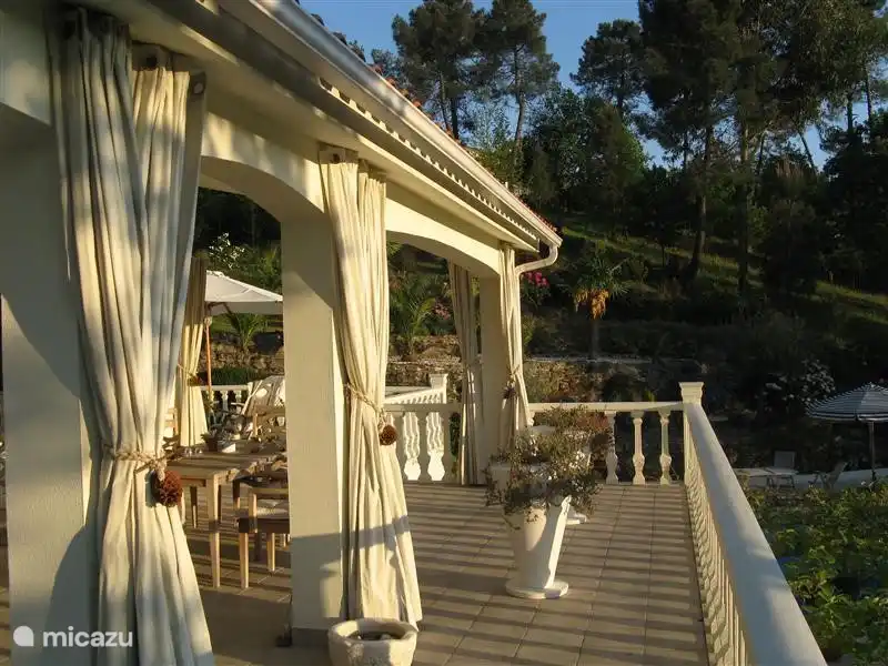 Das gleiche Terrasse, von der anderen Seite gesehen, in der Abendsonne