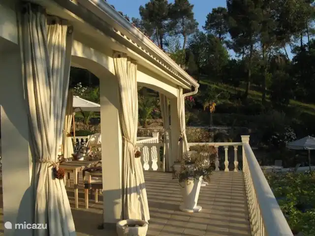 villa en Portugal, Viseu, Casfreires – Villa Casa Renata La misma terraza, vista desde el otro lado, a la luz del sol de la tarde.