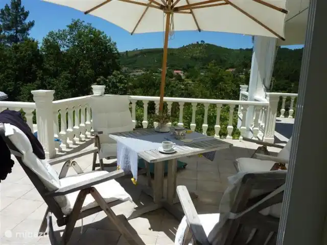 villa en Portugal, Viseu, Casfreires – Villa Casa Renata Terraza en esquina arriba donde es muy agradable relajarse con una taza de café/vino, disfrutando de la hermosa vista