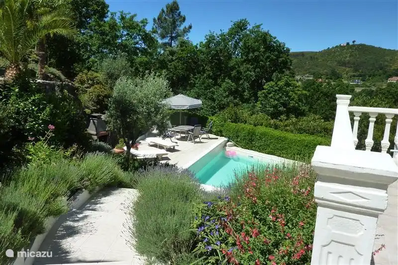 Treppe von der Terrasse auf den Pool