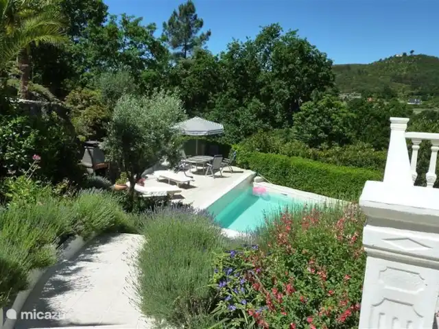 villa en Portugal, Viseu, Casfreires – Villa Casa Renata Escaleras de la terraza a la piscina