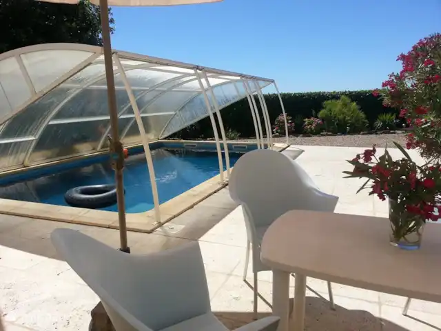 Le Petit Paradis | France, Hérault, Faugères - bungalow Les couvertures peuvent être partiellement ou complètement retirées de la piscine