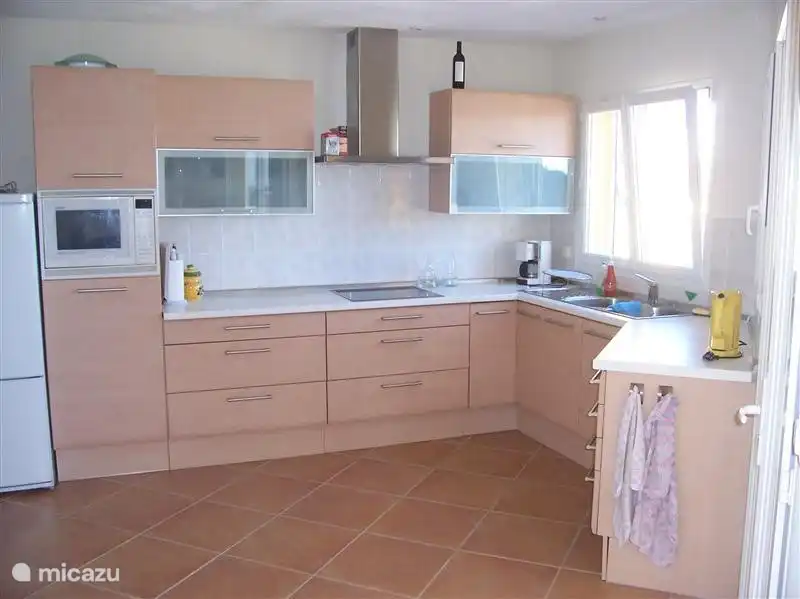 Modern bright kitchen, fully equipped.