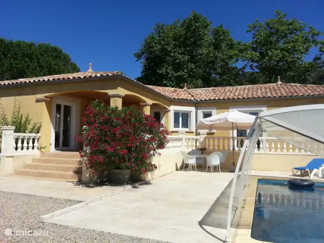 Le Petit Paradis | France, Hérault, Faugères - bungalow Vue d'ensemble de la terrasse et de la belle piscine