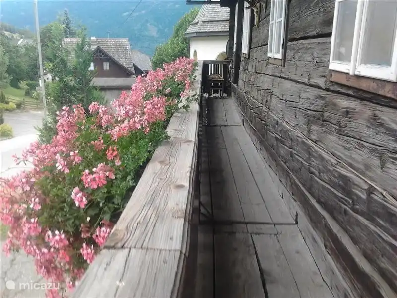 Le balcon avec de beaux géraniums et de belles vues.