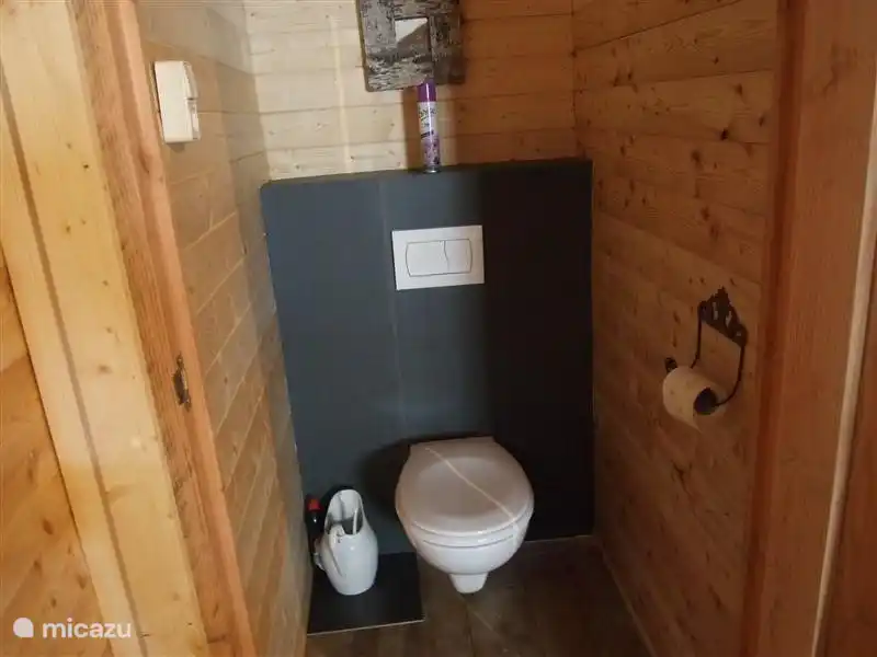 Sanitaires neufs dans une pièce séparée.