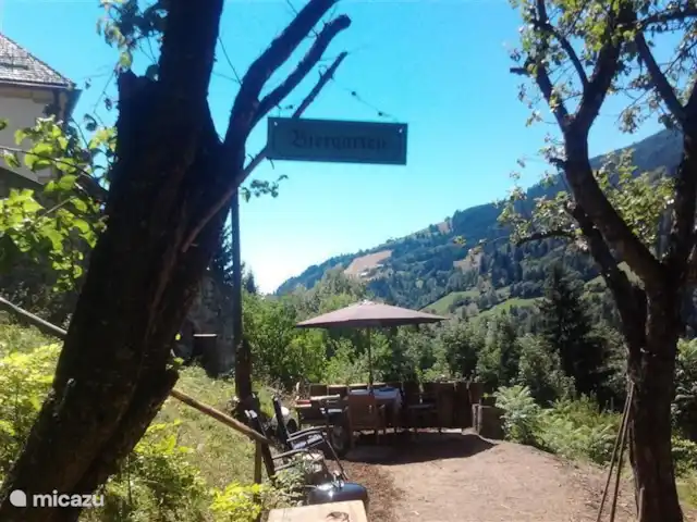 Alpentraum | Autriche, Carinthie, Kaning (Radenthein) - appartement Le joli jardin ensoleillé et ombragé avec une belle vue.