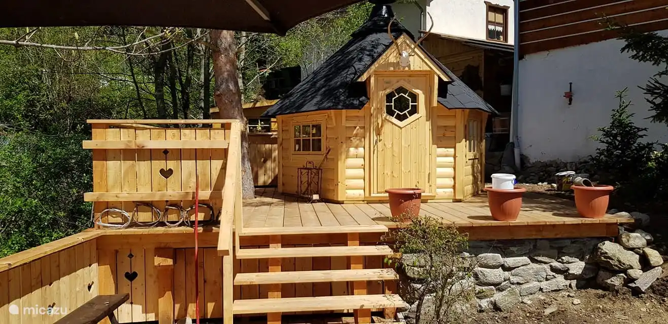 Kota grillé finlandais. Le barbecue est dans la maison.