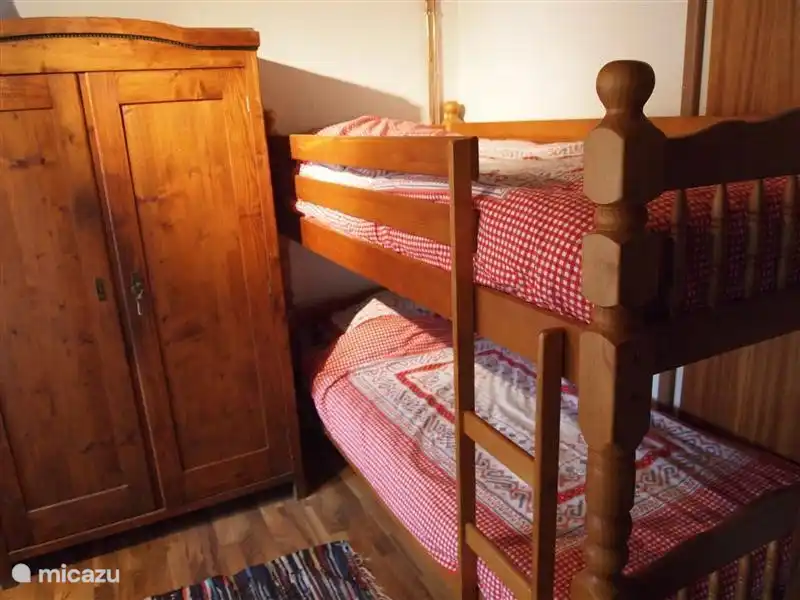 Le lit superposé dans la salle familiale au rez-de-chaussée.