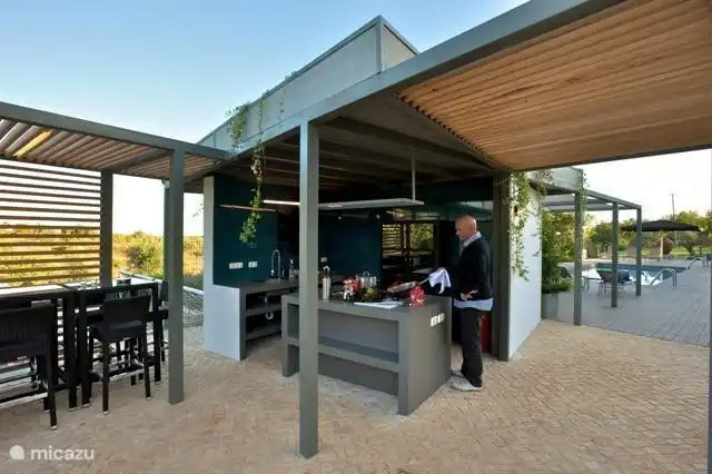 Cuisine extérieure adjacente à la piscine.