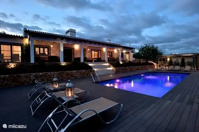 Villa joliment éclairée le soir.