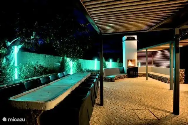 Coin cuisine extérieur joliment éclairé.